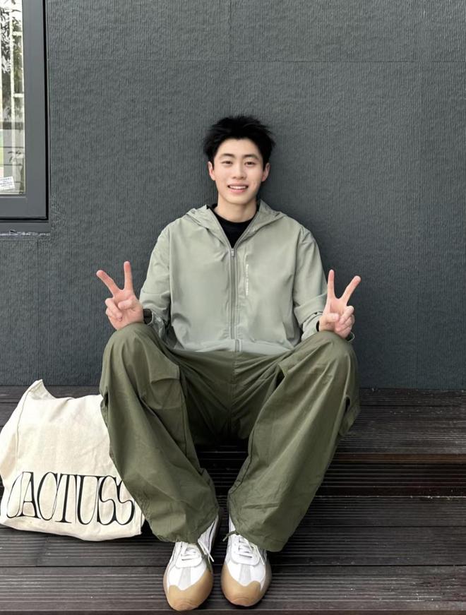 风穿搭来袭照着穿准没错白家乐男大必备的运动(图5)