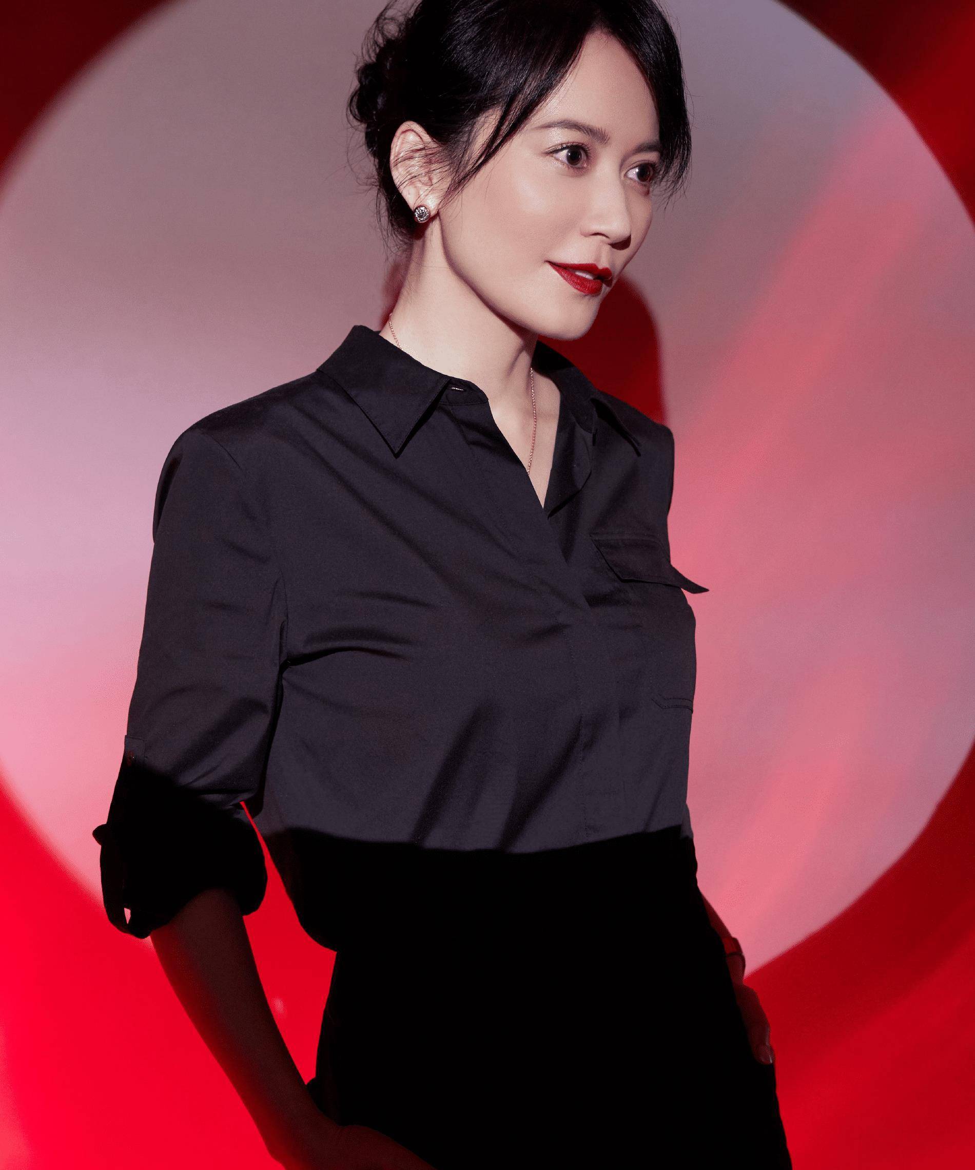 黑色连体裤高级大气骨子里散发气质百家乐推荐俞飞鸿堪称东方赫本一身(图1)