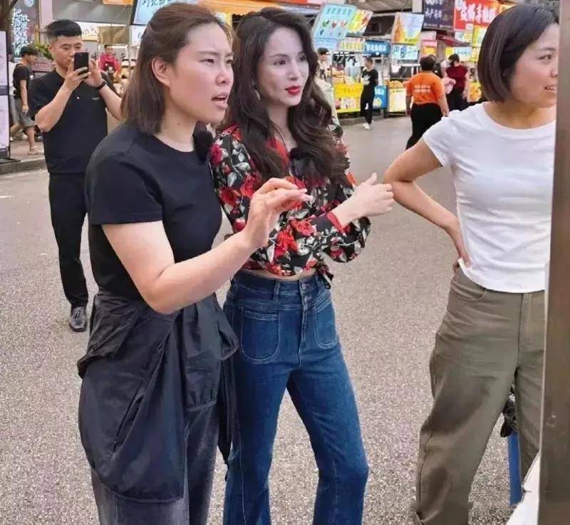 但脸涂太白像戴假面具烫卷发头大身子小！百家乐网址李若彤在香港被拍港风打扮好美(图3)